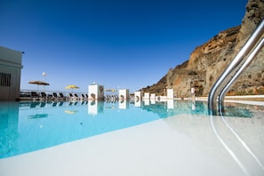 2 outdoor pools, sun loungers