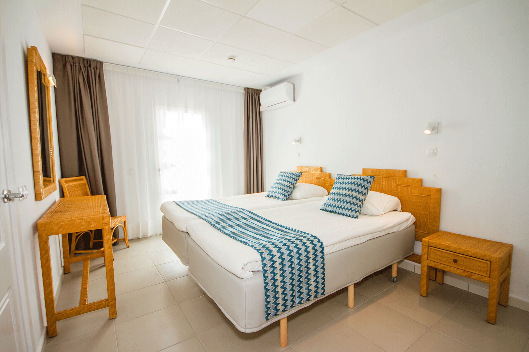 1 dormitorio, edredones de plumas, caja fuerte y cortinas opacas