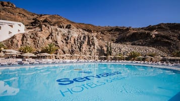 2 outdoor pools, pool loungers