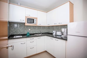 1 habitación, cubrecamas y caja de seguridad en la habitación