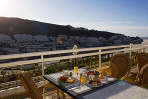 Outdoor dining - Servatur Terrazamar Suite & Sun Suite (Mogan)