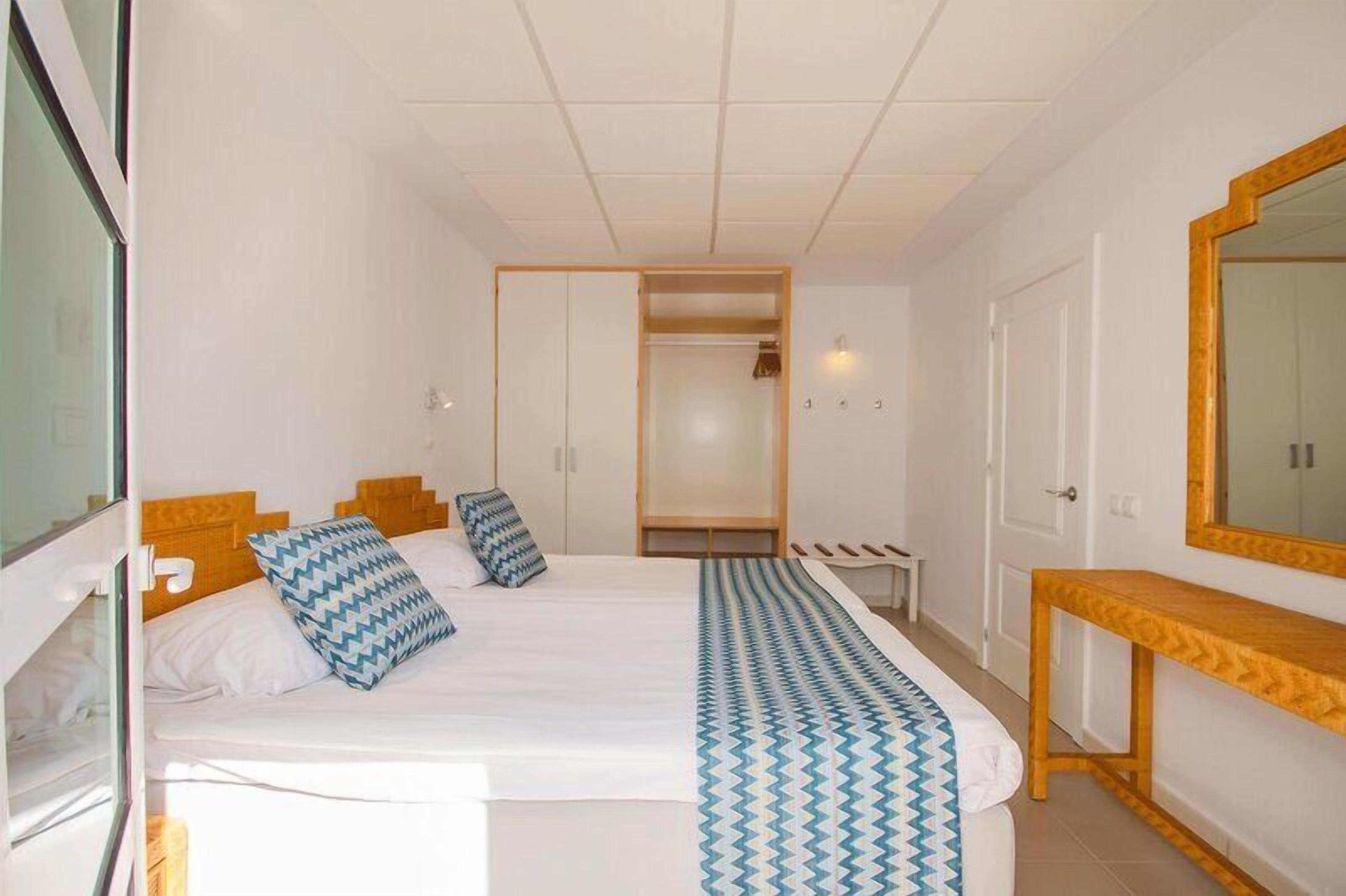 1 dormitorio, edredones de plumas, caja fuerte y cortinas opacas