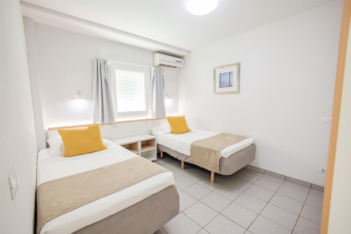 Down duvets, in-room safe, blackout curtains, free WiFi