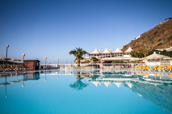 2 piscinas al aire libre, tumbonas