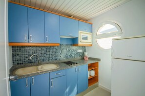 Full-sized fridge, microwave, stovetop, coffee/tea maker