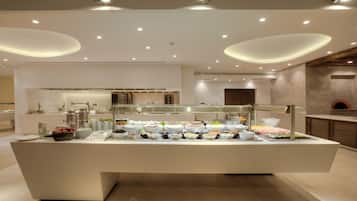 Disposición de un bufé con diferentes opciones de comida y una decoración interior moderna.