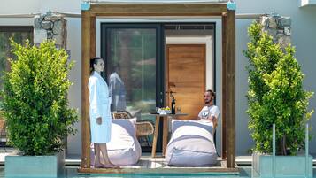 Juniorsvit - bottenvÄning | SÀngtillbehör av högsta kvalitet och vÀrdeförvaringsskÄp pÄ rummet