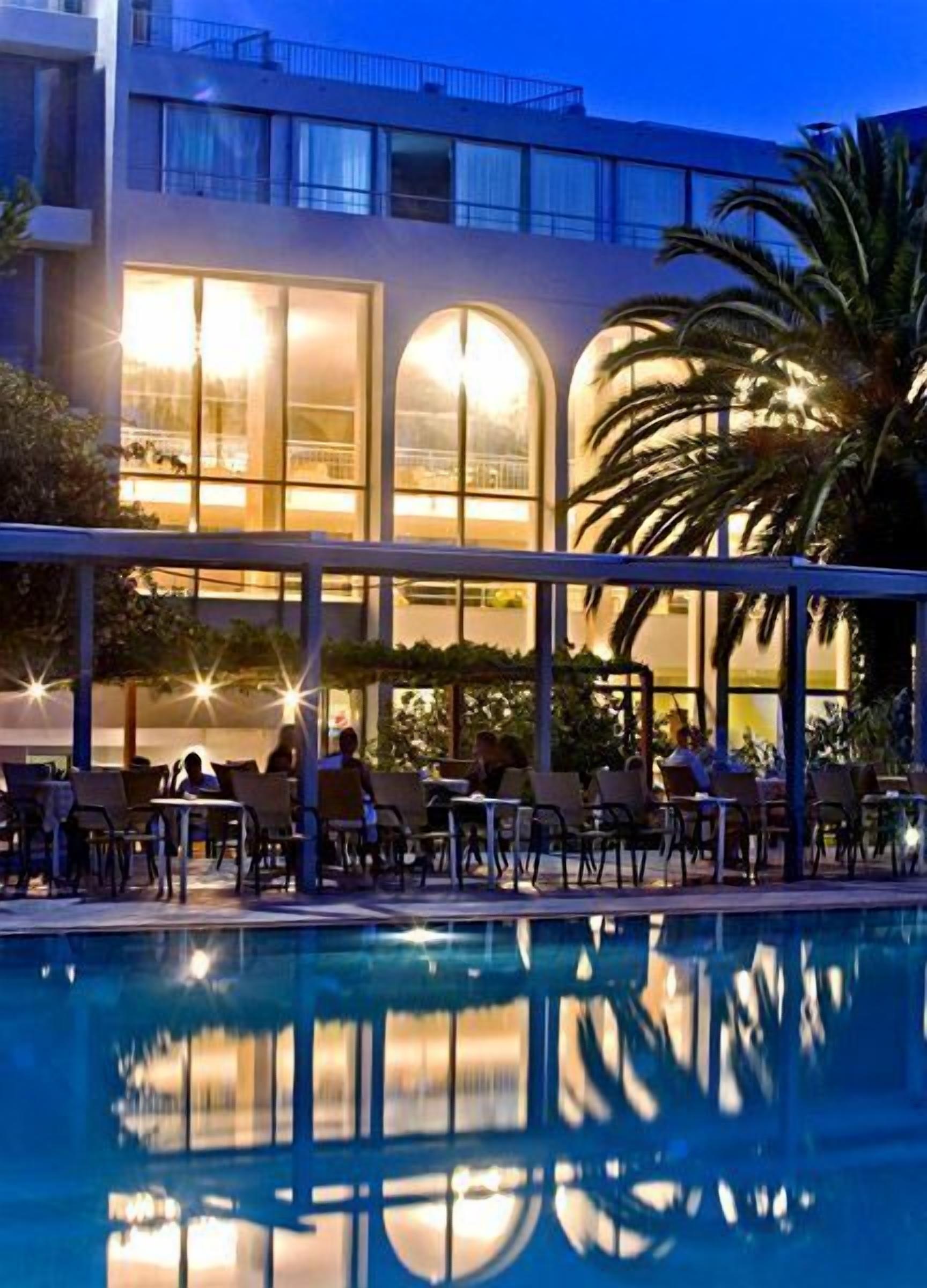 2 outdoor pools, pool loungers