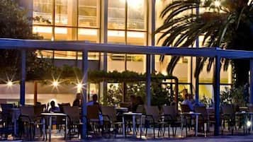 2 utomhuspooler och solstolar