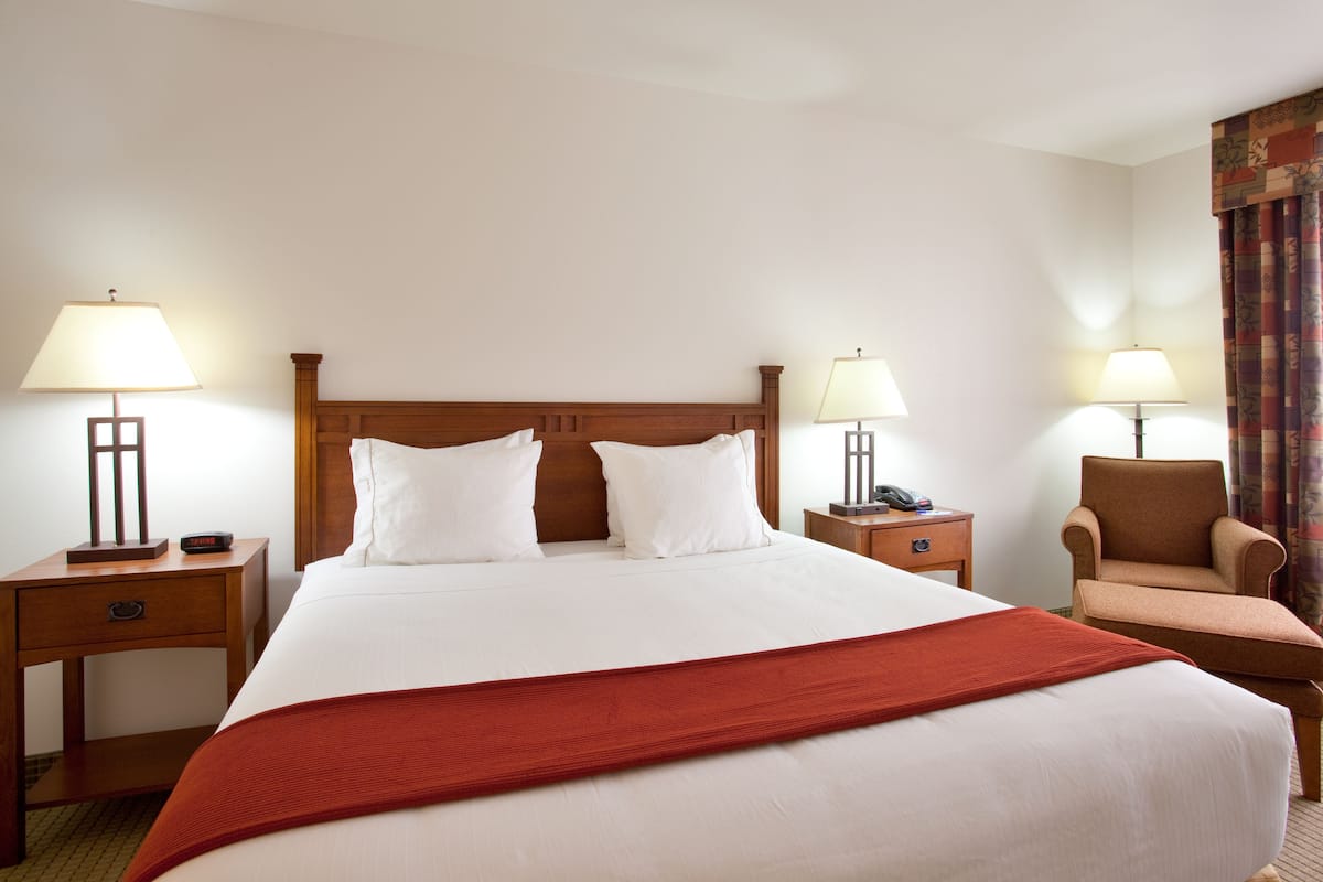 Premium bedding, desk, iron/ironing board, cots/infant beds