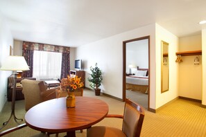 Suite, 1 King Bed with Sofa bed, Corner (Wet Bar) - Holiday Inn Express & Suites Mattoon by IHG (Mattoon)