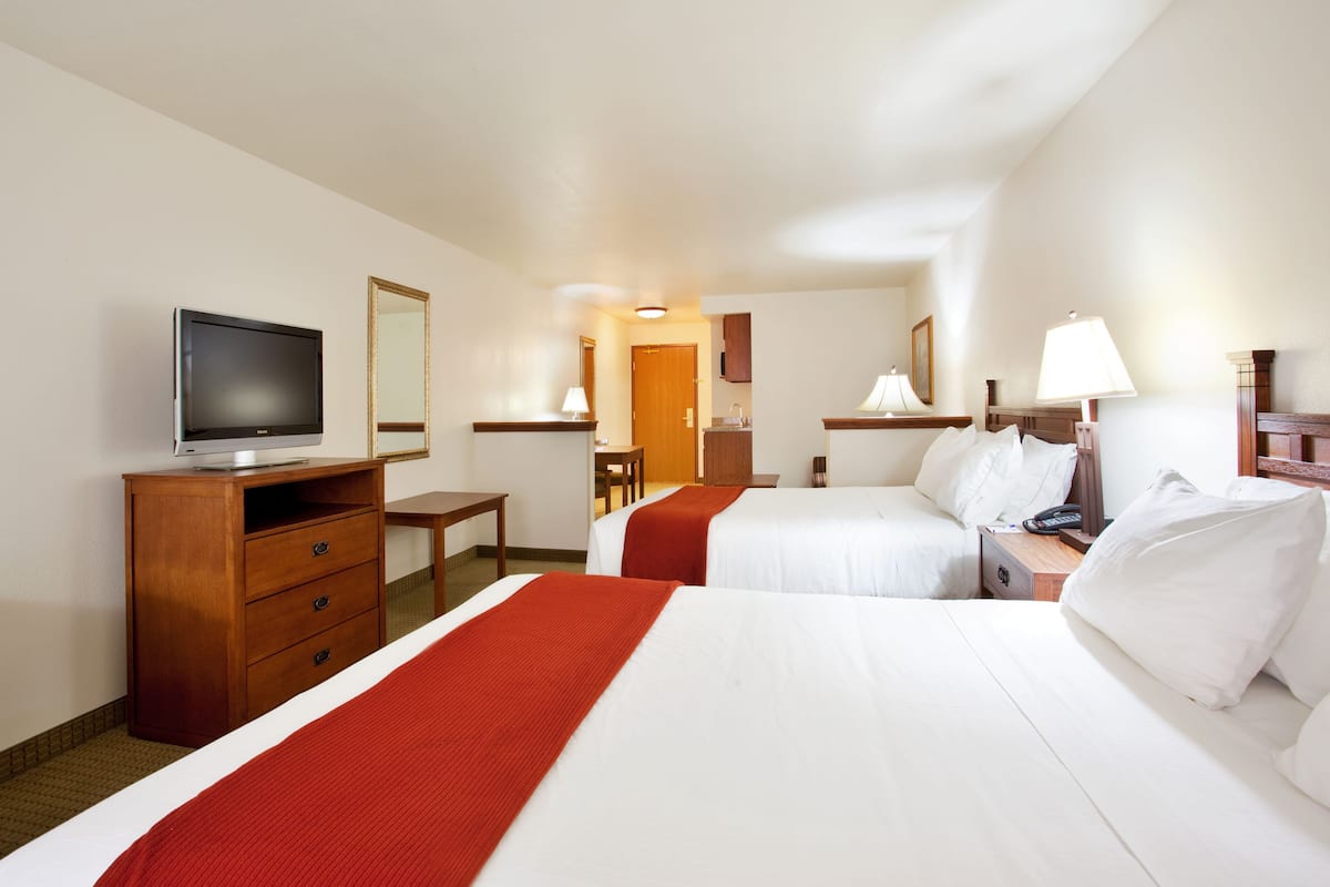 suite, multiple beds (wet bar) | premium bedding, desk, iron/ironing board, cots/infant beds