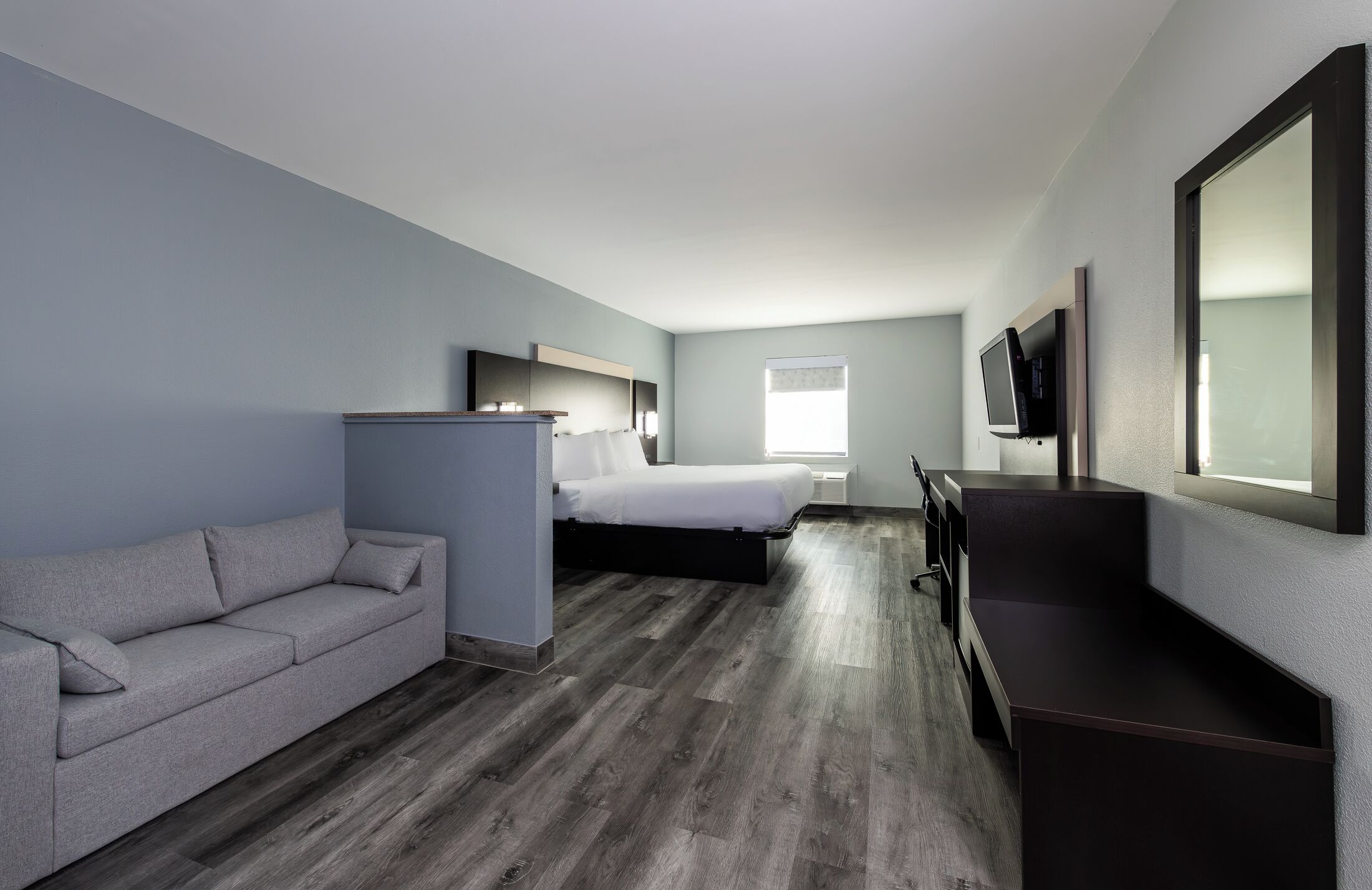 Muebles diferentes, escritorio y espacio para trabajar con laptop 