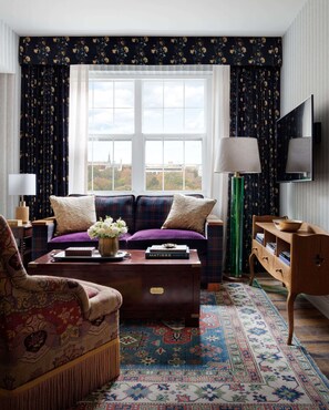 Suite, 1 Queen-Bett | Wohnbereich | Flachbildfernseher