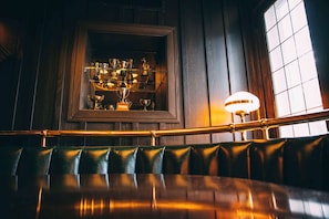 Breakfast, dinner and brunch served