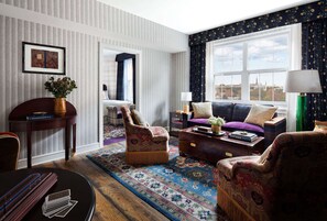 套房, 1 張加大雙人床 | 起居區 | 平面電視