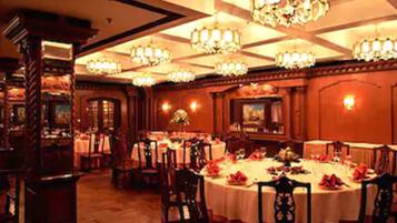 2 restaurants, breakfast served