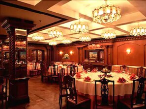 2 restaurants, breakfast served