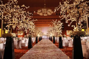 3 间餐厅，供应早餐、午餐和晚餐，中国菜