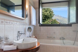 Quarto casal superior | Banheiro | Produtos de toalete grátis, secador de cabelo, roupões de banho 