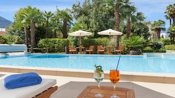 Piscine extérieure, parasols de plage, chaises longues