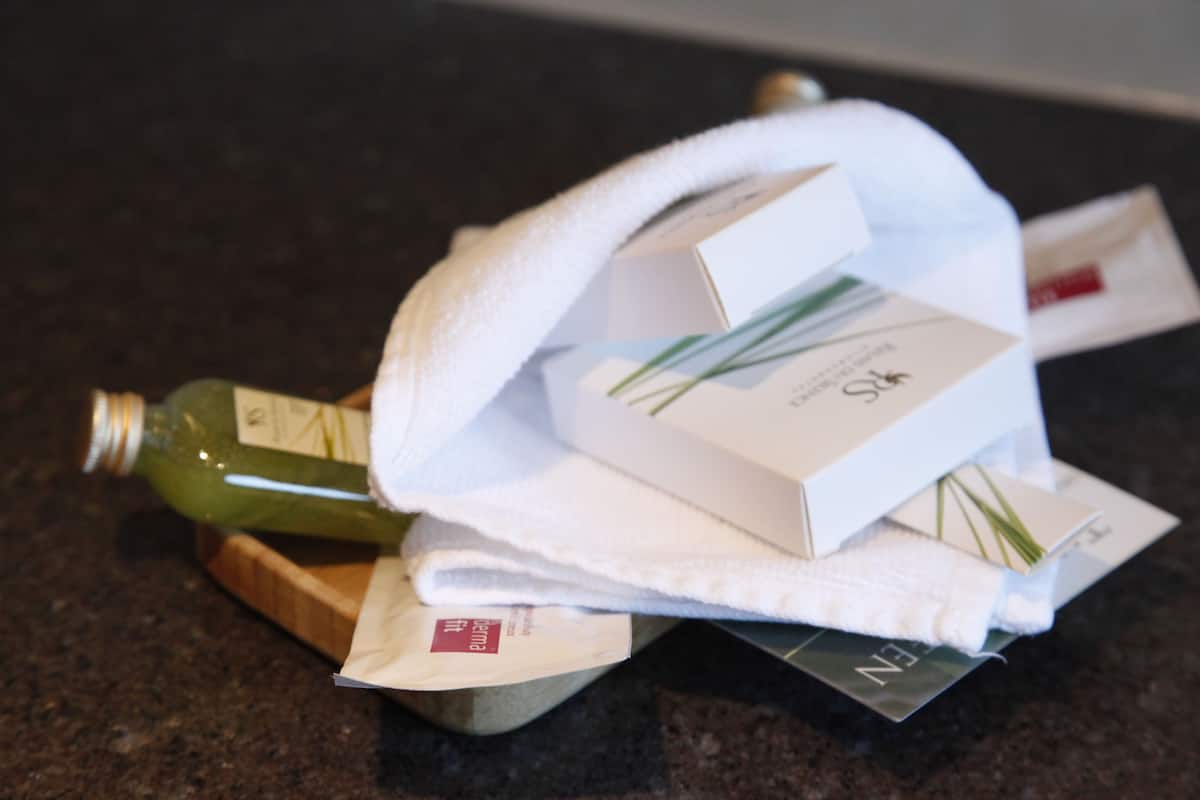 standard single room | bathroom | free toiletries, hair dryer, bathrobes, slippers