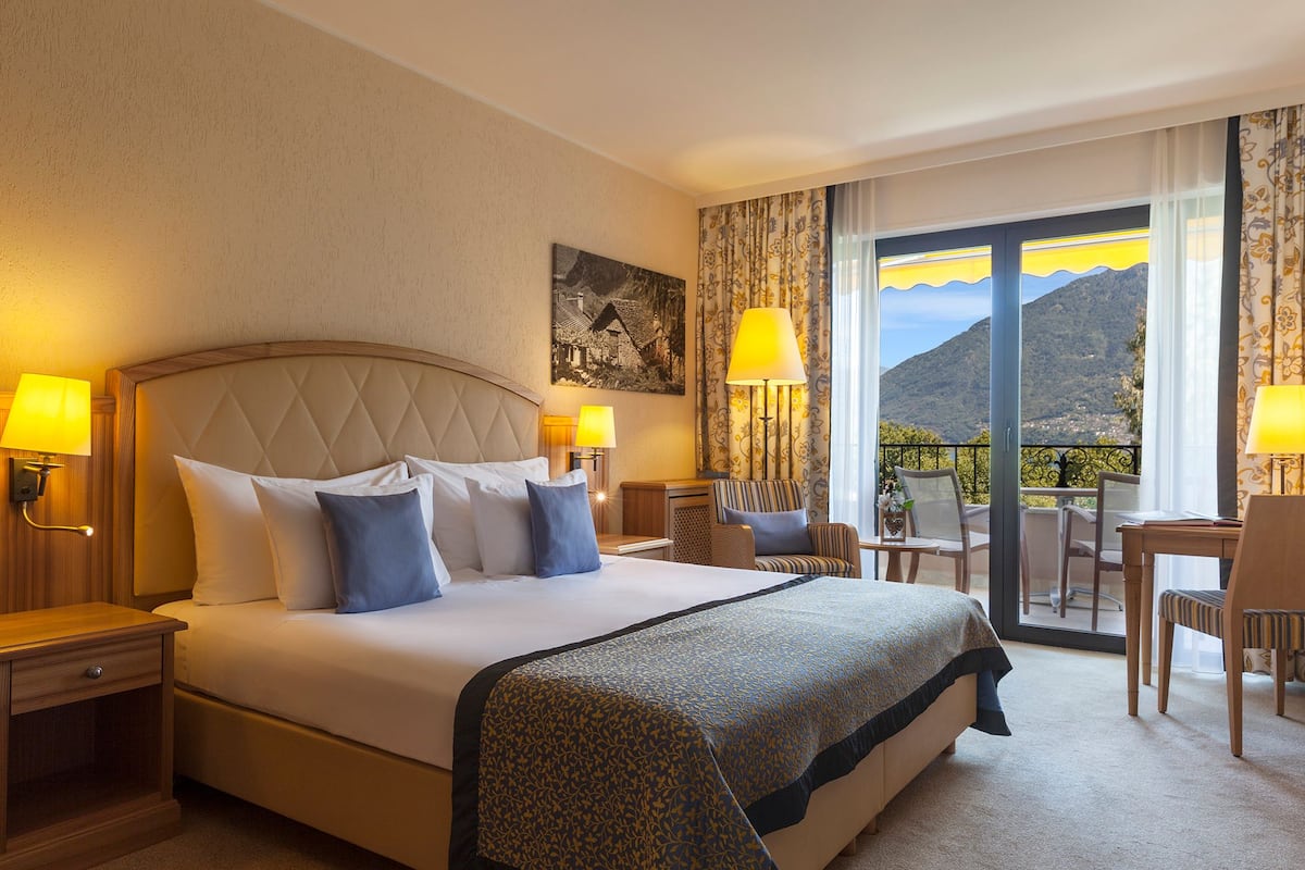 Chambre Double Confort, vue partielle sur le lac | Literie hypoallergénique, couette en duvet d'oie, minibar