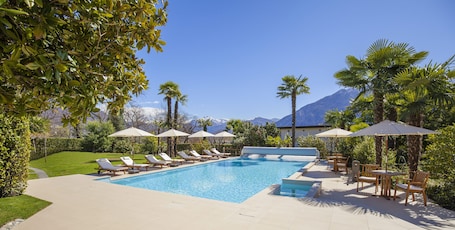 Seasonal outdoor pool, pool umbrellas, pool loungers. Boutique-Hotel REMORINO