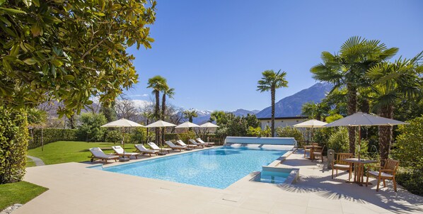 Seasonal outdoor pool, pool umbrellas, pool loungers - Boutique-Hotel REMORINO (Minusio)