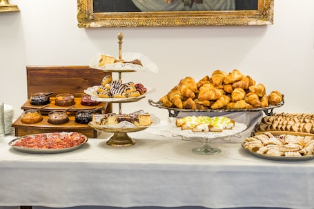 Free daily buffet breakfast. Hotel Leon D´Oro