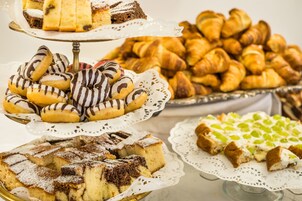 Diversos doces e sobremesas à mostra.