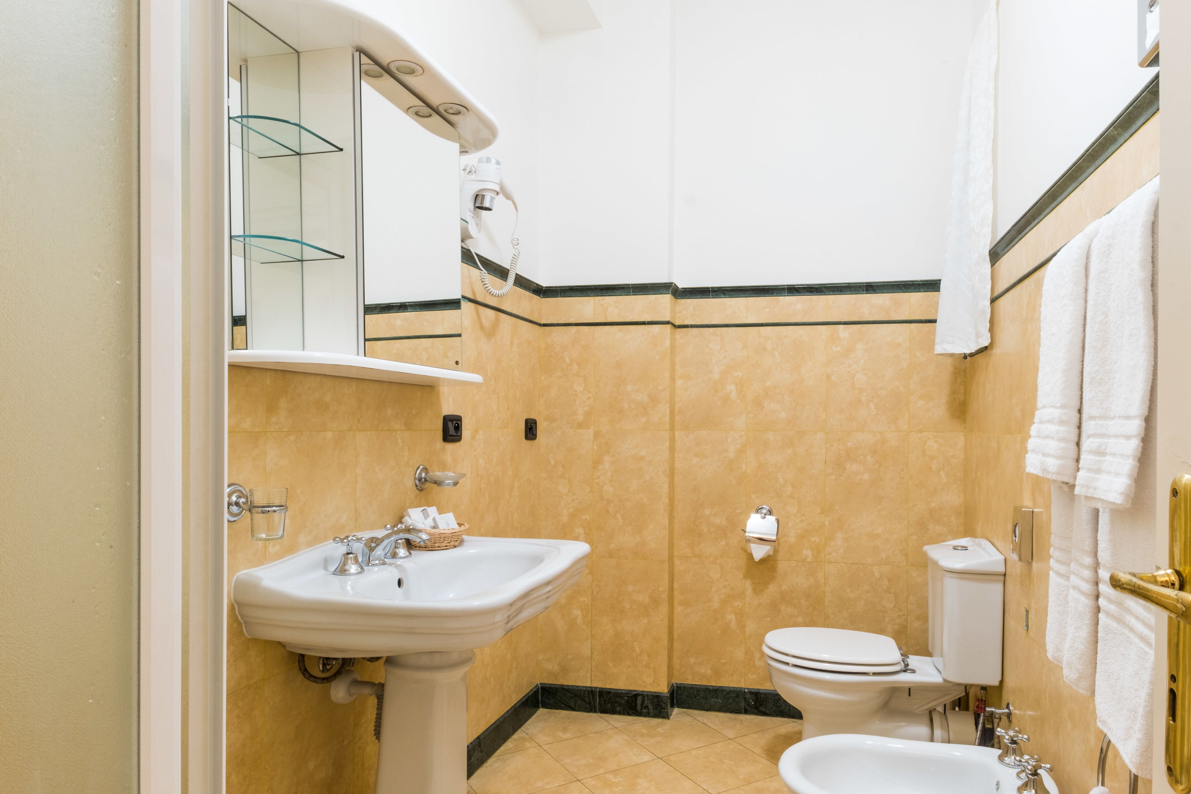 studio suite, terrace | bathroom | shower, bidet, towels