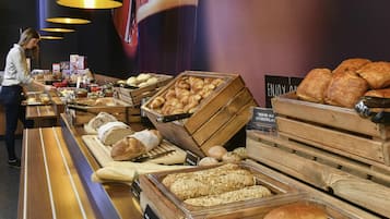 Desayuno buffet diario (EUR 17 por persona)