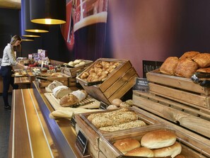 Café da manhã com buffet diário (EUR 17 por pessoa) 