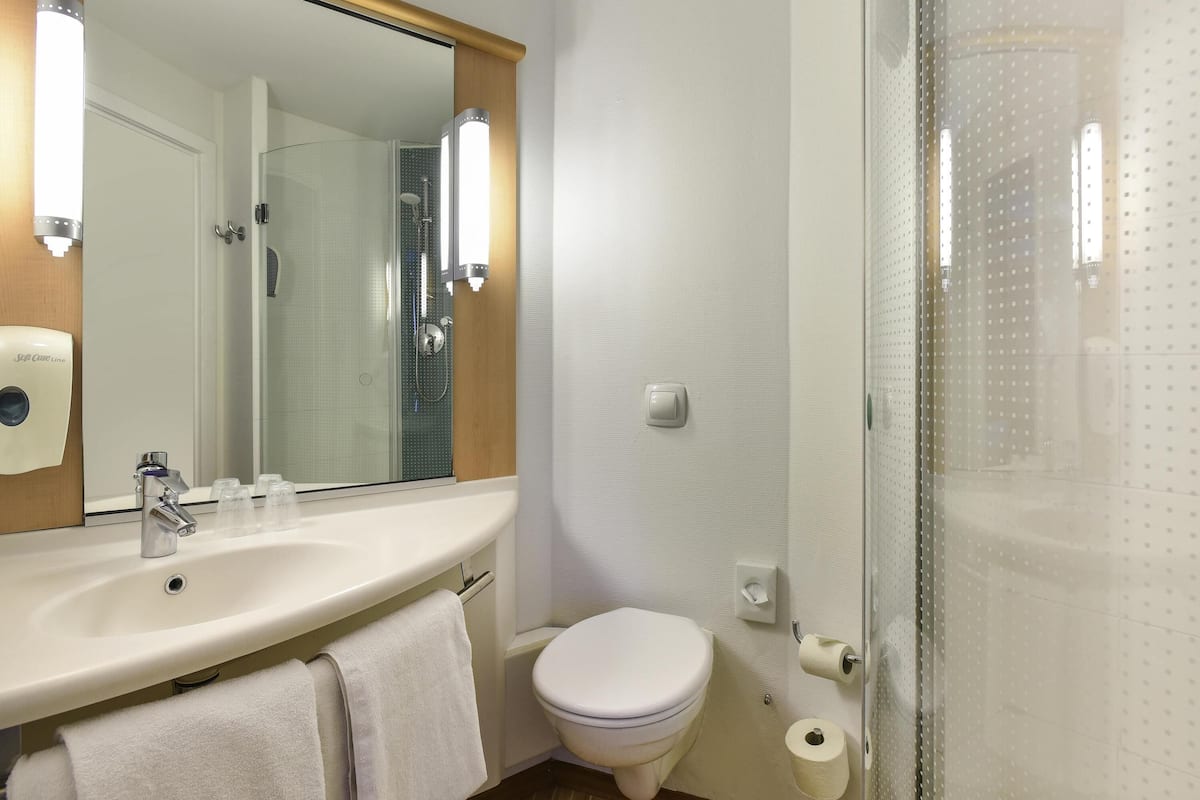 Desk, soundproofing, iron/ironing board, free WiFi
