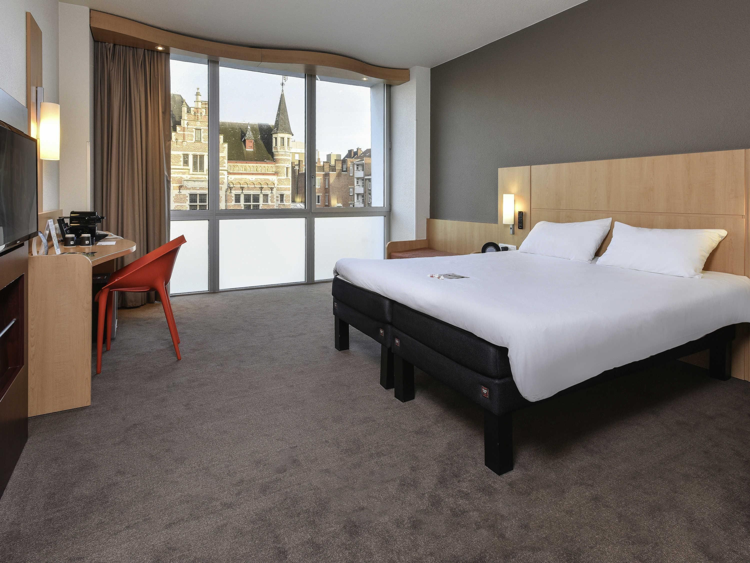 Premium Room, 1 Queen Bed | Desk, soundproofing, iron/ironing board, free WiFi