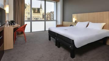 Premium Room, 1 Queen Bed | Desk, soundproofing, iron/ironing board, free WiFi