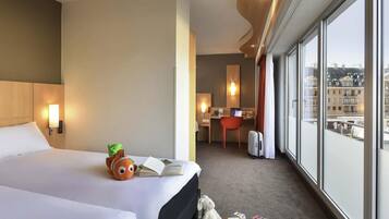 Chambre Double Familiale | Bureau, chambres insonorisées, fer et planche à repasser, Wi-Fi gratuit