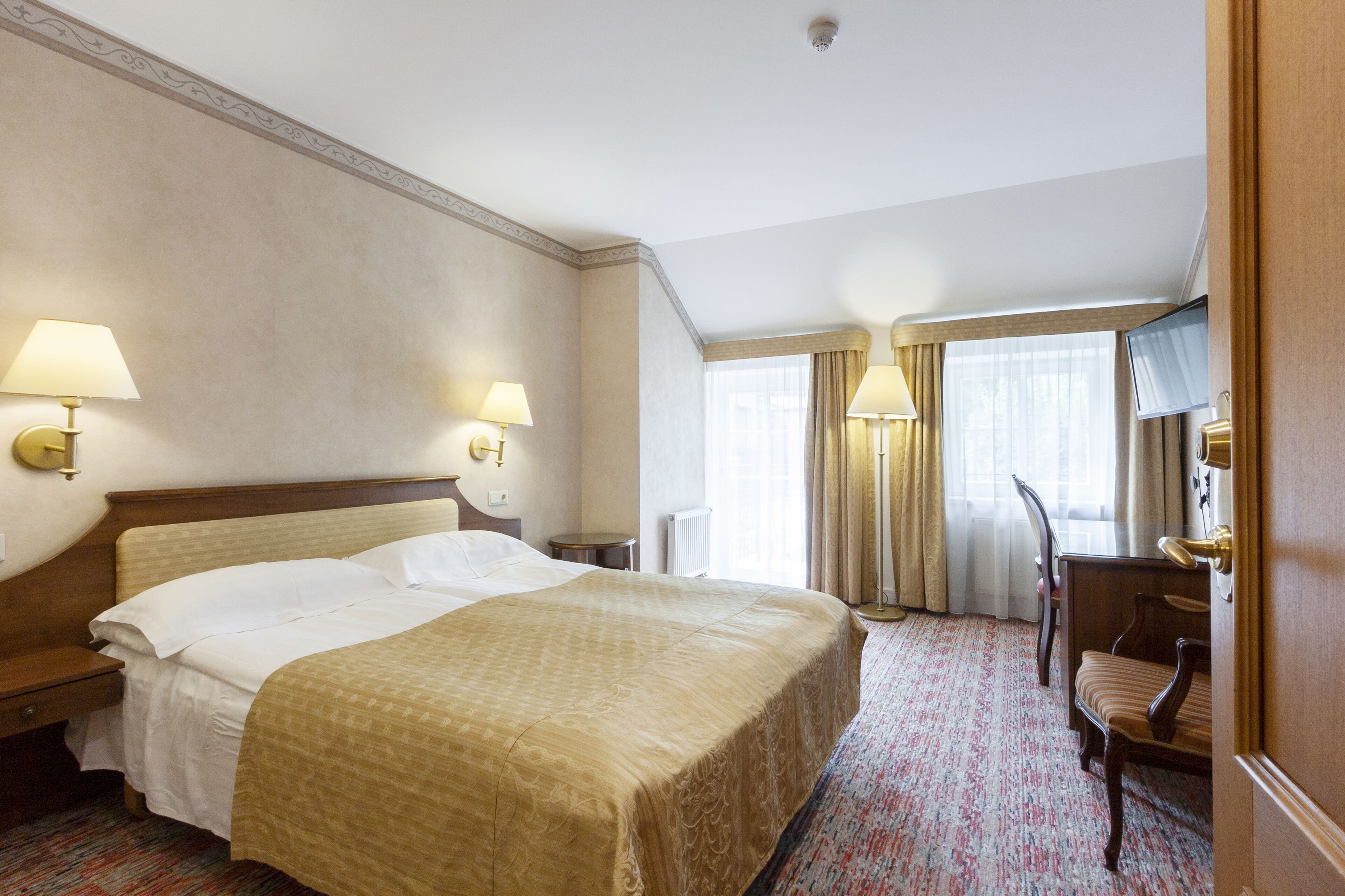 โต๊ะทำงาน, พื้นที่ทำงานแบบใช้แล็ปท็อป, ผ้าม่านกันแสง, เตารีด/โต๊ะรีดผ้า