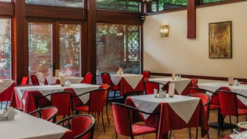 Café da manhã com buffet todos os dias mediante uma taxa