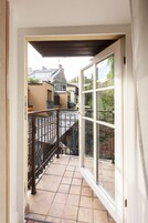 Escritorio, espacio para trabajar con laptop y cortinas blackout 