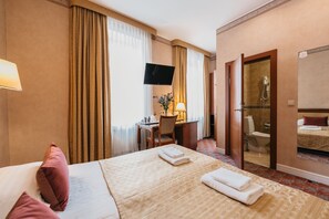 Desk, laptop workspace, blackout curtains, iron/ironing board - Rinno hotel (Vilnius)