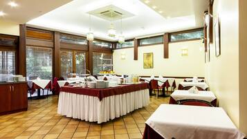 Desayuno buffet diario (EUR 12 por persona)