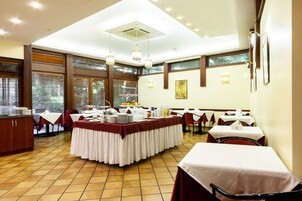 Desayuno buffet diario (EUR 12 por persona)