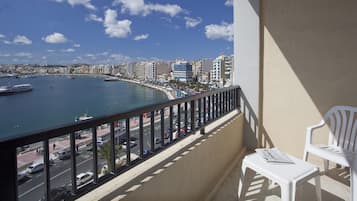 Cofres nos quartos, escrivaninha, cortinas blackout