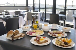 朝食 (ビュッフェ)、毎日提供 (有料)