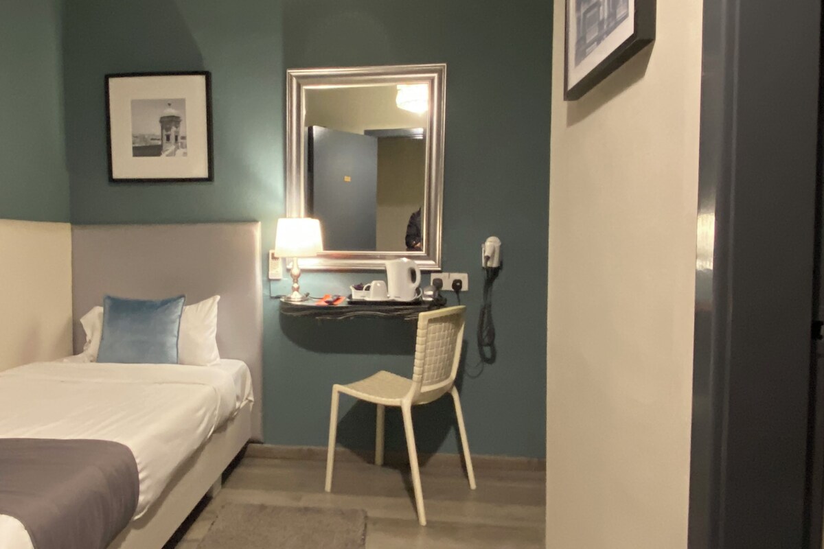 Enkeltrom (Budget Single Room) | Safe på rommet, skrivebord, blendingsgardiner og strykejern/-brett