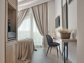 خزنة داخل الغرفة ومكتب وستائر تعتيم و تجهيزات عازلة للصوت