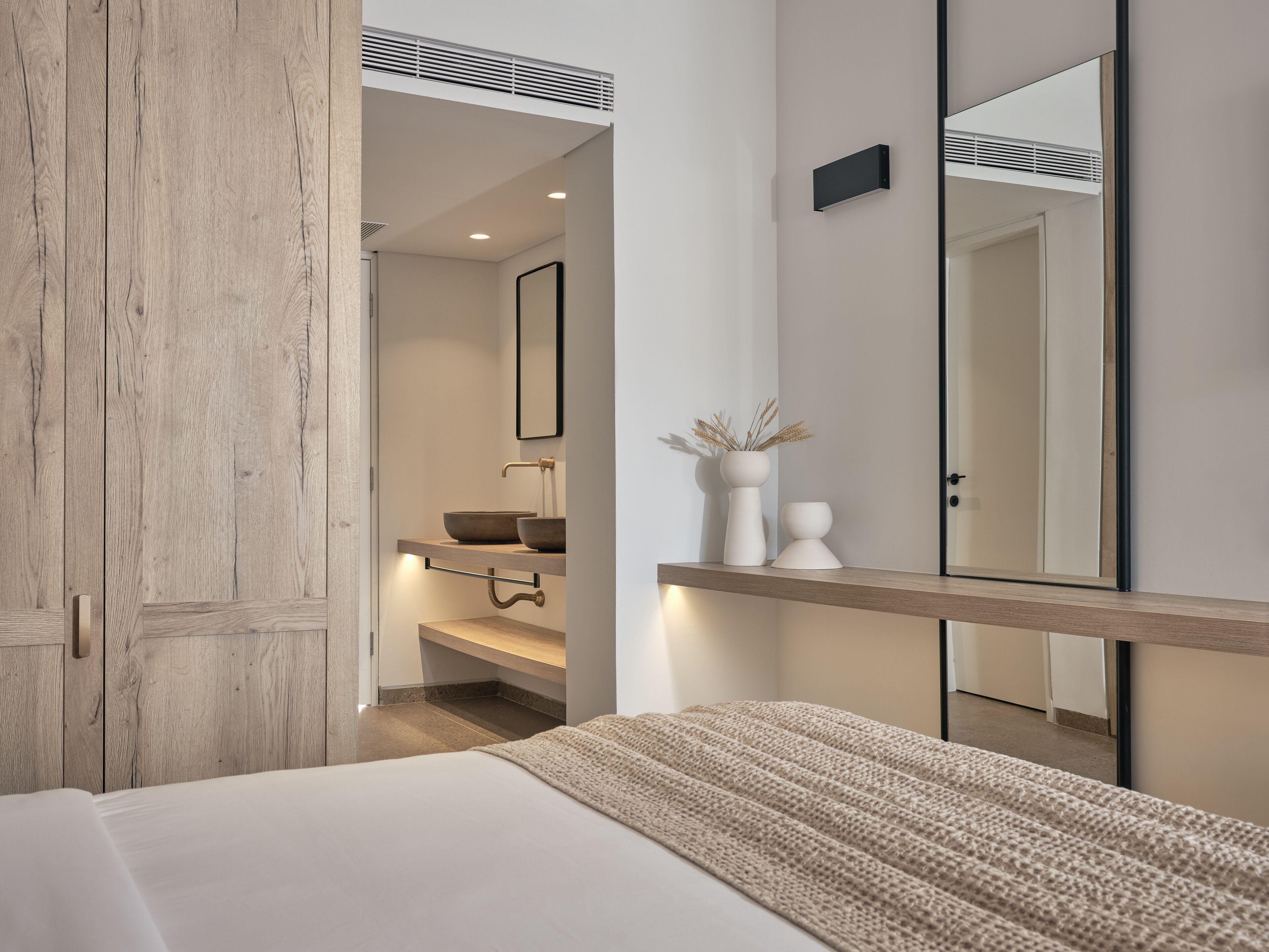 Habitación superior con 1 cama doble o 2 individuales | Caja fuerte, escritorio, cortinas opacas y sistema de insonorización