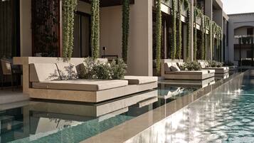 Swim up Pool Suite | Een kluis op de kamer, een bureau, verduisterende gordijnen